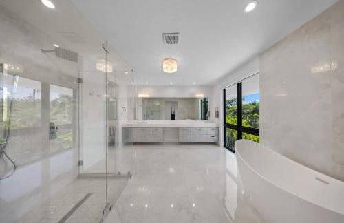 LVS Villa Blanco 5BR Coastal Oasis with Rooftop Sunset Deck Heated Pool Spa & Walk-to-Beach Access - Foto 35