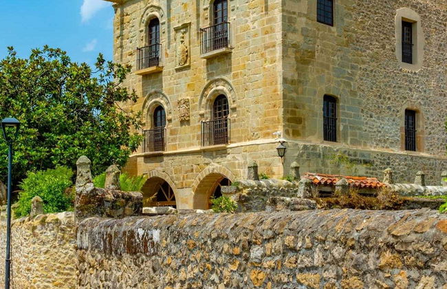Visita guiada por el Palacio de Velarde - Foto 1