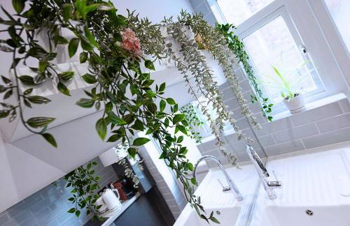 Victorian 2 Bedroom Flat, King Beds, Free WiFi, Near Shops & Transport, E17 - Foto 7