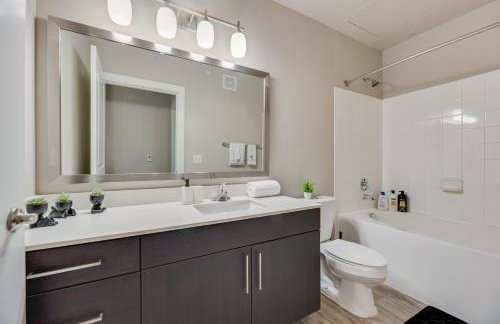 Spacious 2BRI Pool I Gym I Free Parking IWorkspace - Foto 9