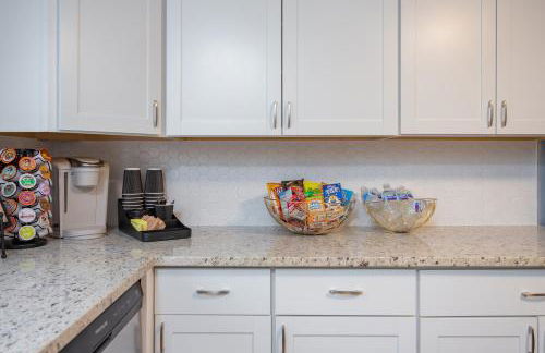 Soaking tub w Washer and Dryer, WiFi - Foto 25