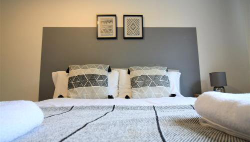 H21 -3 bed Close to Town Drive Parking 2 toilets Contractor Digs - Foto 4
