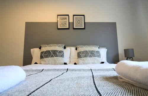 H21 -3 bed Close to Town Drive Parking 2 toilets Contractor Digs - Photo 4