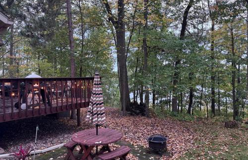 Spooner Shores - Wooded, Lakefront Retreat - Foto 2
