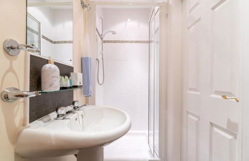 NEW Four Bedroom House - all rooms ensuite - Photo 42