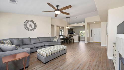 Relaxing 4BR 2BA Sleeps 8 Family Friendly - Photo 2