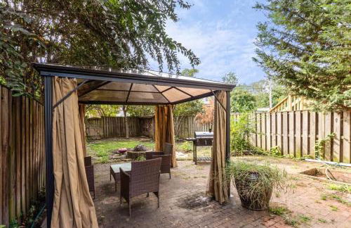 Beautiful 3BR 2BA Colonial House by CozySuites - Foto 18