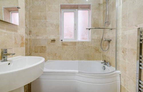 4 bedroom detached house 4 bathrooms - Foto 36