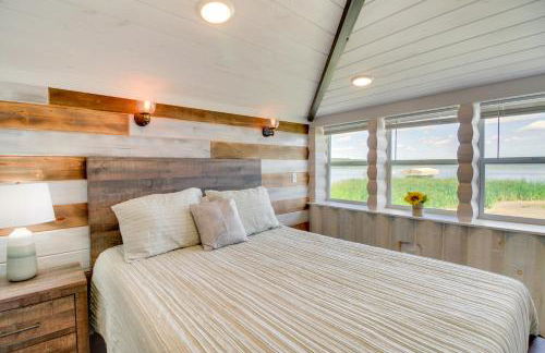 Lakefront Motley Cabin with Private Deck and Dock! - Foto 12