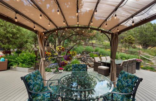 Luxe Artful Mountain Retreat with 4 King Suites, 8 Person Hot Tub and 3 Decks - Foto 38