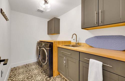 Family-Friendly Luxe Home with Sauna - mins to UO - Foto 34