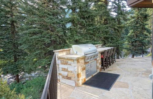 Outdoor Private Hot Tub, In Home Movie Theater, Luxurious Creekside Home - Photo 15