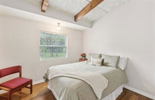 Hill Country Getaway Near San Marcos River home - Photo 8