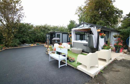 Sunset Retreat Cabin, Private Hot Tub with Mini Cinema Projector & Garden views - Foto 76