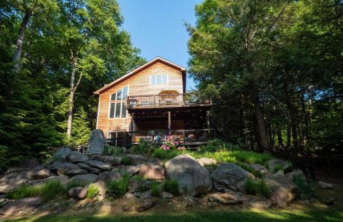 Whimsical Lakefront Chalet - Foto 2