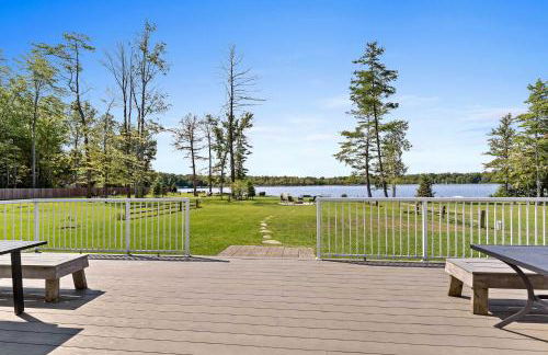 Expansive Lakefront Home with Private Dock - Foto 29
