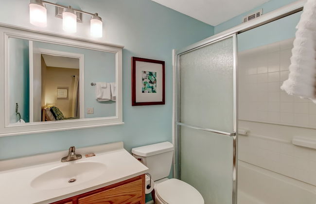 Secluded Condo with Peaceful Wooded Views and Easy Access to the Beach by RedAwning - Foto 16