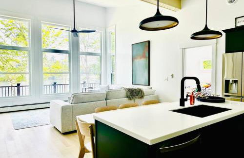 Luxe Modern Lakefront Oasis - Hot Tub, Sunset Views, Pet & Family Friendly! Close to UMF! - Foto 21