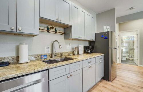 Luxury Retreat with Hot Tub Fire Pit & Forest Views - Foto 14