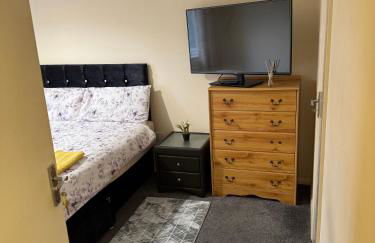 Peaceful 3 bedroom house close to Newcross hospital Wolverhampton - Photo 16