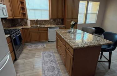 Private and Stylish 3Bdrm 3Ba Townhome, Gated Patio, King Bed, Spacious, Free Parking, Available now - Foto 9