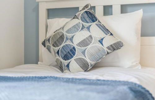 Centrally Located 4BR House By Hyped Properties Short Term Rental Agency With Free Parking Wolverhampton - Foto 26