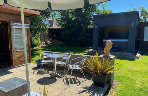 BeRo Bungalow with a hot tub & a large garden! - Foto 39