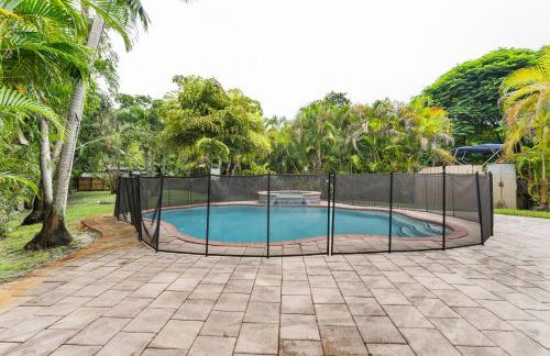 Spacious 5BR Home with Pool, Near Downtown & Beach - Foto 32