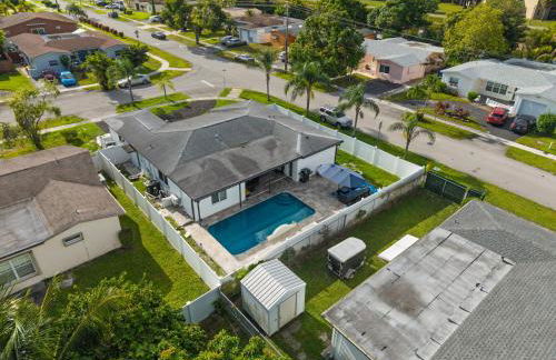 Luxe by Jenn - 3BR Retreat with Heated Pool - Photo 66