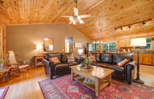 Peaceful Smoky Mountain Cabin with Deck and Fire Pit! - Foto 12