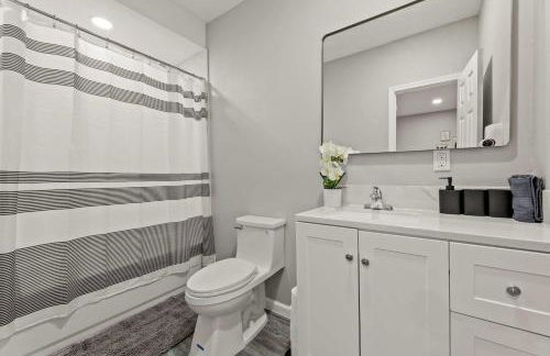 Gorgeous 6BR 3 5 Bth Home with Pool and Game Room - Photo 34