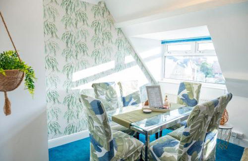 BOHO BEACH HOUSE- SLEEPS 8- 2 MIN DRIVE FROM BOSCOMBE PIER- SUPERFAST WiFi- FLAT SCREEN SMART TV- FREE ON STREET PARKING! - Photo 25