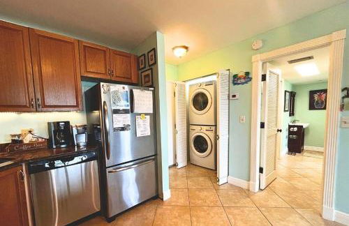 Dreamy Condo 2 minute walk to Beach w King Size Bd - Foto 26