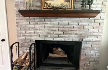 Charming Renovated Home Near Fayetteville, Rustic Retreat for Families - Foto 4