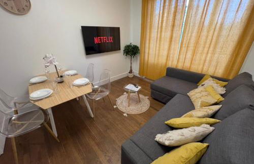 PARIS-MONTROUGE Magnifique Studio Appartement de 35m2 - très cosy pour 1 à 6 personnes refait à neuf - ENTIRE APARTMENT LUXIRIOUS AND WARM - Montrouge Paris 14ème - Proche Aéroport Orly & Parc Expositions Porte de Versailles FREE WIFI GRATUIT - Foto 49