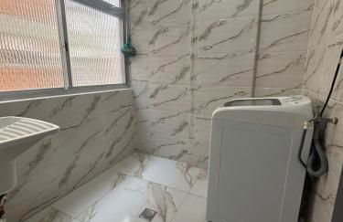 Apartamento com Estacionamento, Wi-Fi, Ar condicionado a 300 metros da Praia da Enseada no Guarujá. - Foto 17