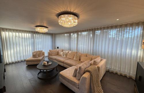 Luxury Villa - Hot Tub - Exclusive Offers - Amar Luxury Stays - Photo 11