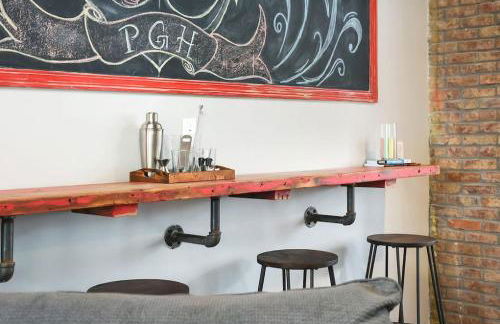 HostWise Stays - The "Row" House - Beautiful Space, Two King Beds - Photo 36