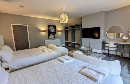 Lux 2 Bed Apartment, 2 Parking spaces, 1 minute to Metrolink - Photo 13