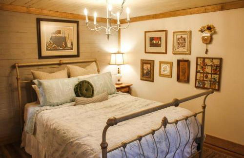 The Greenhouse Cozy Cottage- Walk to Downtown! - Foto 15