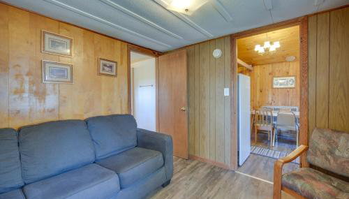 Rustic Cabin with Fire Pit, Steps to Sand Lake! - Foto 5