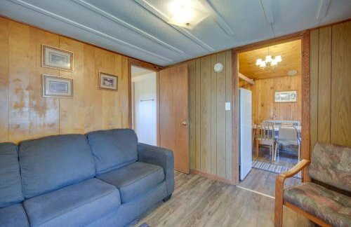 Rustic Cabin with Fire Pit, Steps to Sand Lake! - Foto 5