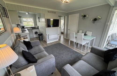 169 - Two bed Chalet on Sunbeach Holiday Park - Sleeps 5, pet friendly, FREE pool and entertainment passes included - plus WiFi, bed linen and towels included 300m from the beach! - Foto 9