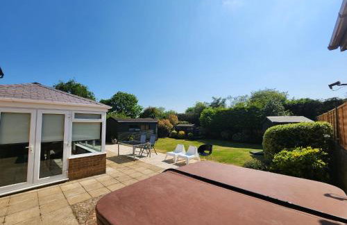 Kennedy Villa - 5 Bedroom House with Hot Tub, WiFi, Free parkings, Close to Bicester Village - Foto 8