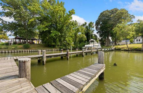 Waterfront Getaway, Dock Your Boat & Play! - Foto 34