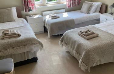 Cotswolds Luxury House in Central Bourton Large Sleeps 2-11. Pet Friendly. - Photo 14