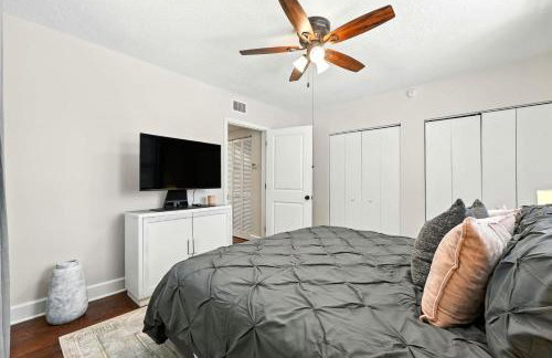 Sleek 2 BR Condo - 2 block from San Marco - Foto 17