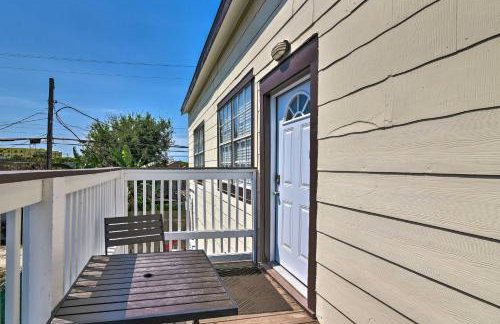 Walk to Beach Breezy Galveston Apt with Deck! - Foto 22