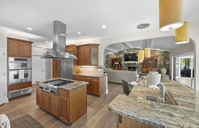 Water, Water Everywhere by Avantstay Pool + Dock - Foto 25