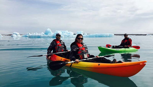 Foto di gruppo sui kayak nella laguna glaciale di Jökulsárlón